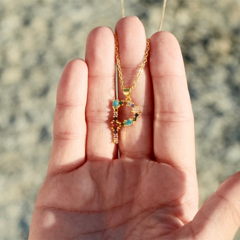 Collana con iniziali in pietra preziosa arcobaleno