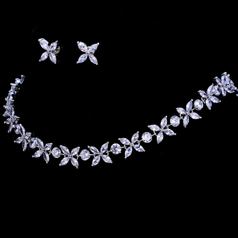 Set di gioielli con fiori brillanti