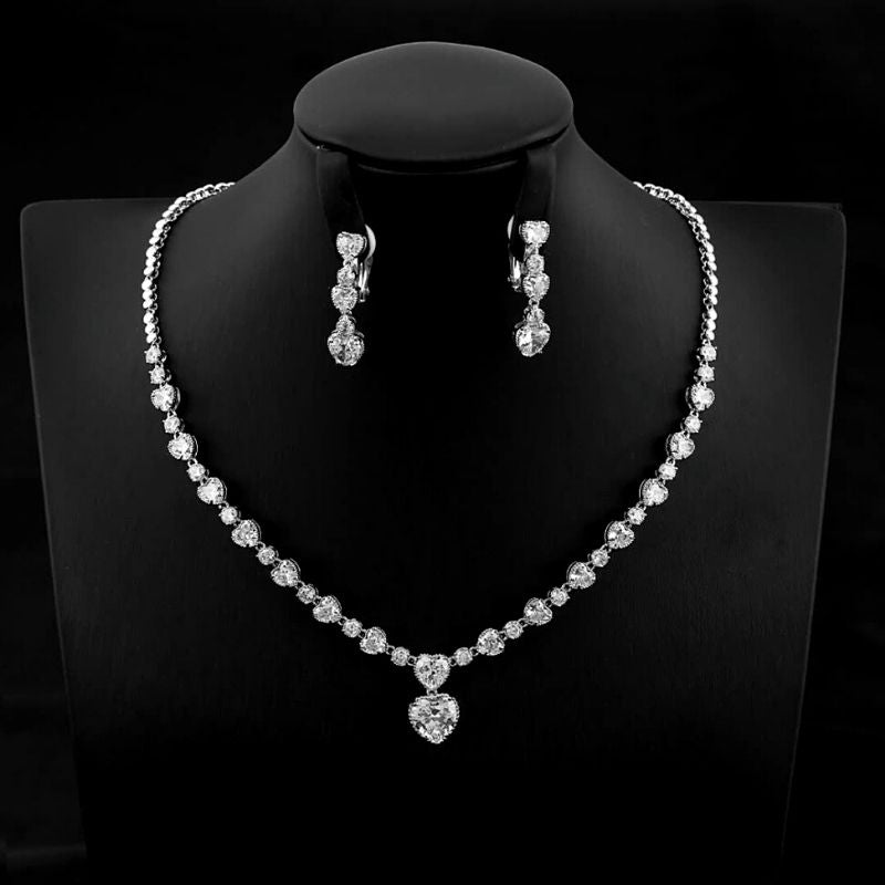 Set di gioielli con cuori di gemme scintillanti